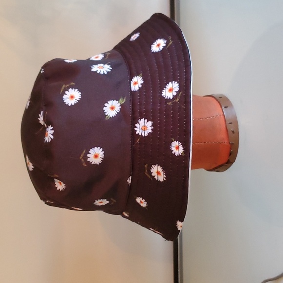Alice + Olivia Stacey Bendet Reversible Daisy Bucket Hat NWOT Unisex - Picture 2 of 5